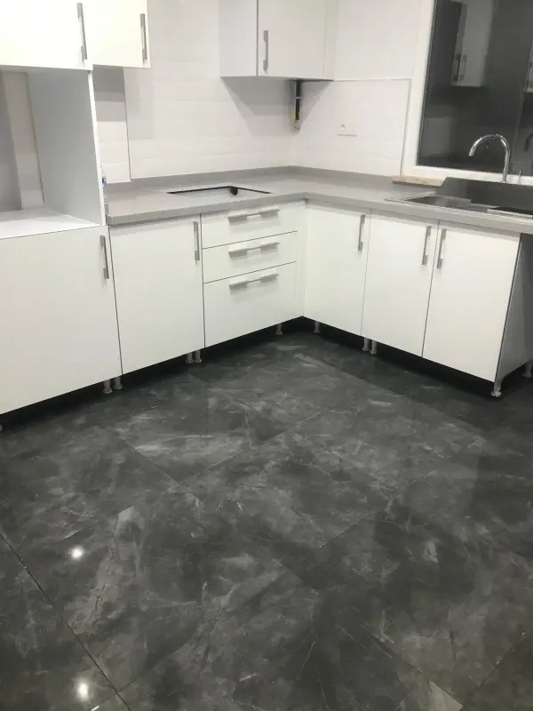 Detaylı mutfak hijyeni ve beyaz dolap temizliği uygulaması