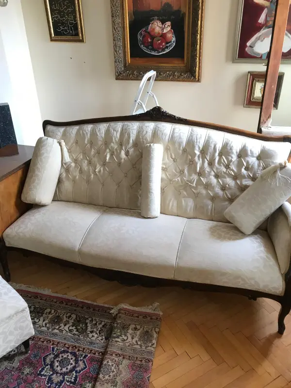 Buharlı yerinde koltuk yıkama ve derinlemesine leke çıkarma uygulaması